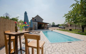 Eli Rustic holiday house with privat Pool